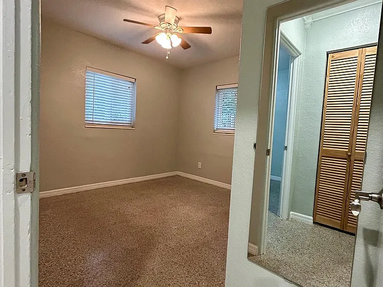 5950 NE 6th Ave — Photo 15
