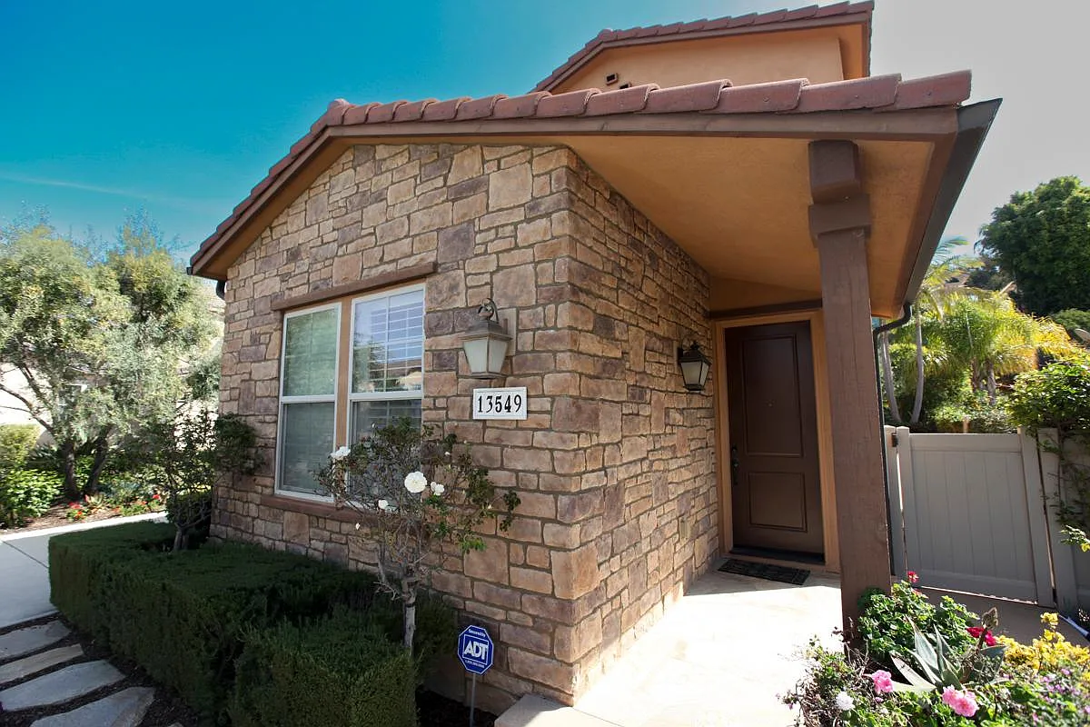 4 bed, 2828 sqft, $5,895 — Photo 2
