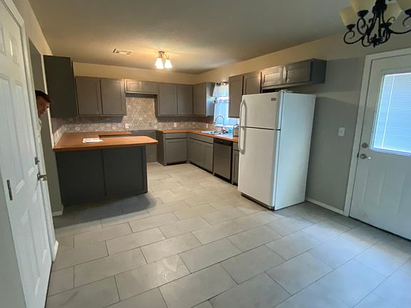5th image of 518 E Pierce Ave