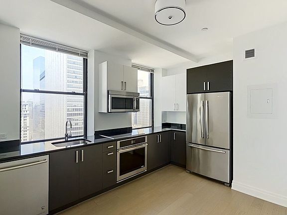 3rd image of 70 Pine St APT 2004