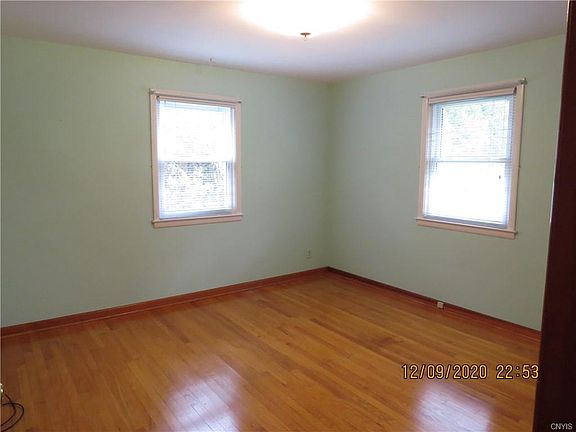 3rd image of 19 Harts Hill Cir