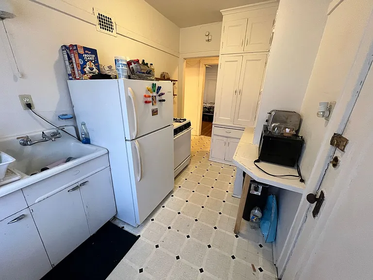 Newport Manor — Photo 41