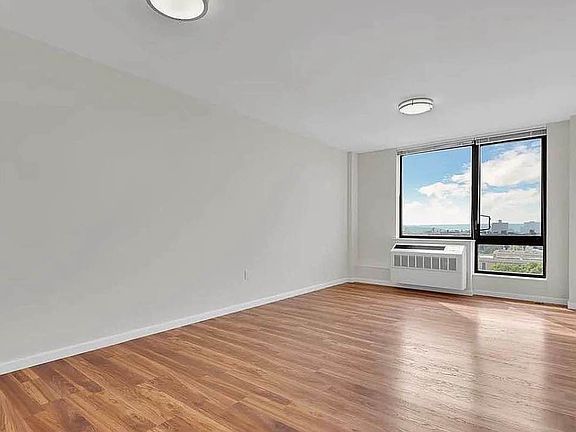 3rd image of 2763 Morris Ave APT 601