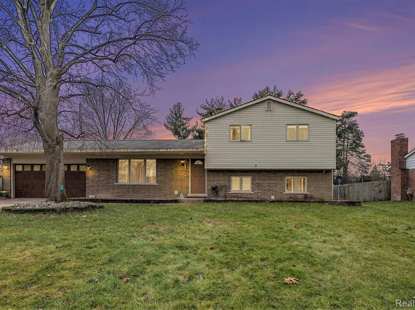 47645 Bluebird Dr, Shelby Township, MI 48317