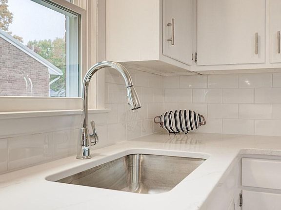 5th image of 2937 Christie Pl