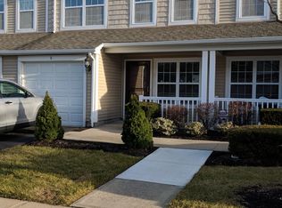 8 Southampton Dr, Massapequa, NY 11758
