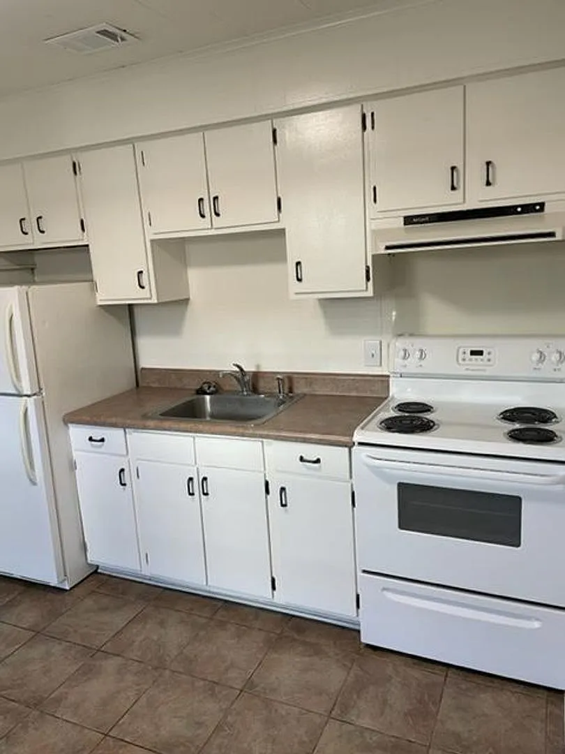 318 Porter Avenue Apts — Photo 2