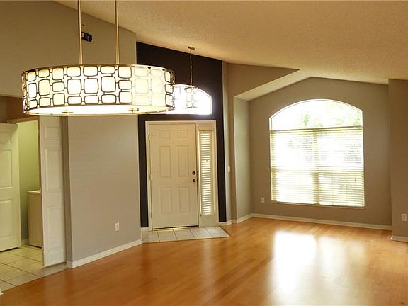 4th image of 522 Winding Hollow Ave