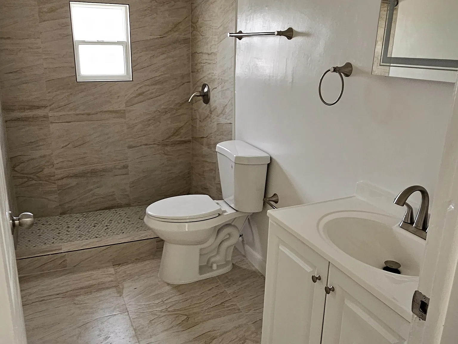 5 bed, 1572 sqft, $5,000 — Photo 4