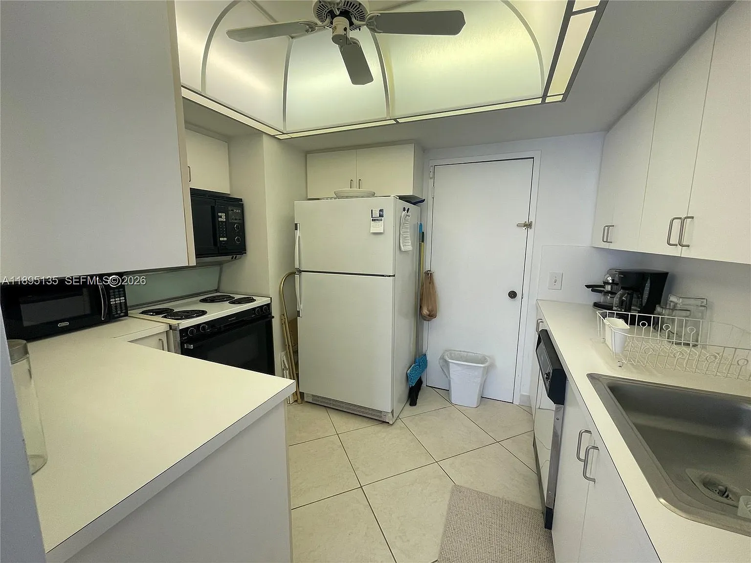 Alexander Towers Condo — Photo 3