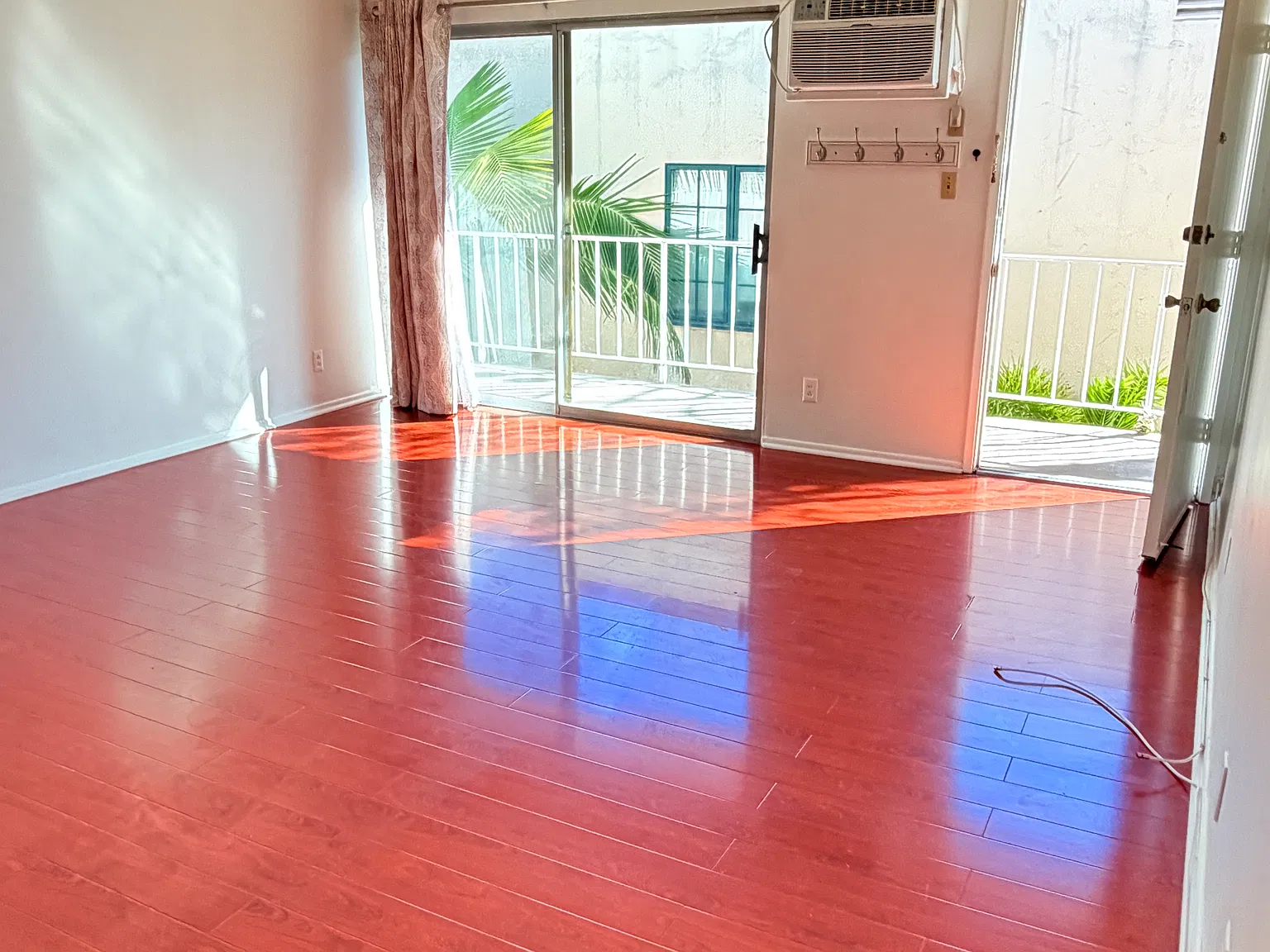 1 bed, 700 sqft, $2,100 — Photo 2