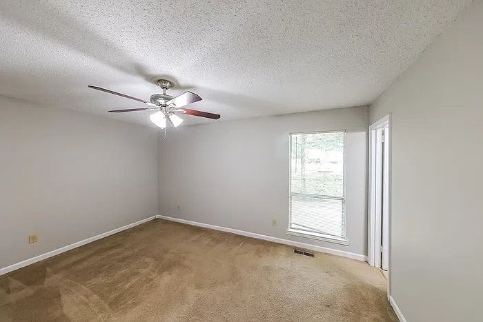 4 bed, 2.5 bath, 1959 sqft, $1,795 — Photo 4
