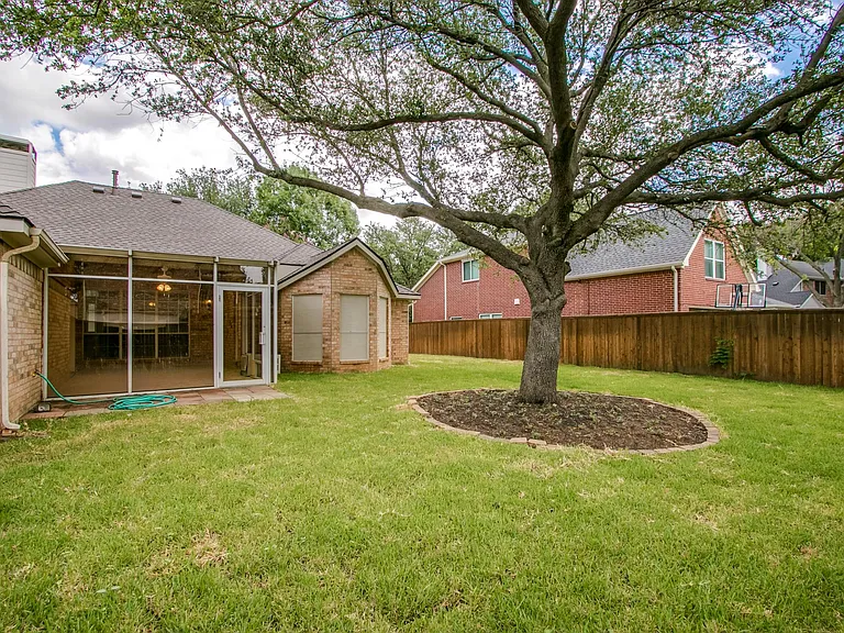 409 Lancashire Dr — Photo 29
