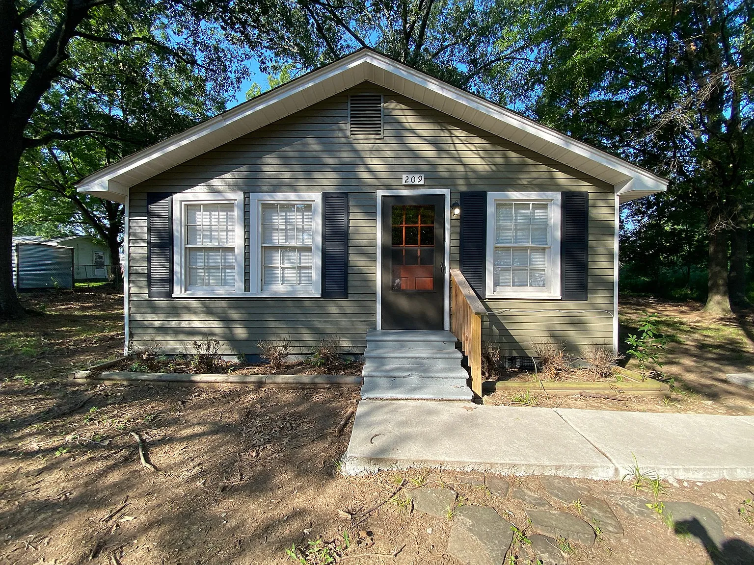209 E Hickory St — Photo 1