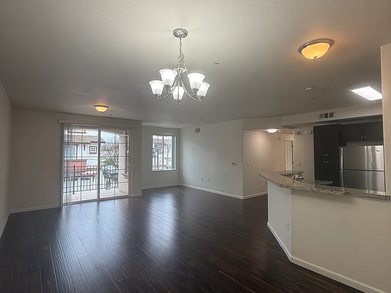 Diamond Creek Condominiums/ Apartments — Photo 32