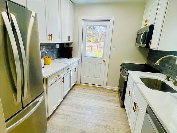 3rd image of 10906 Drumm Ave