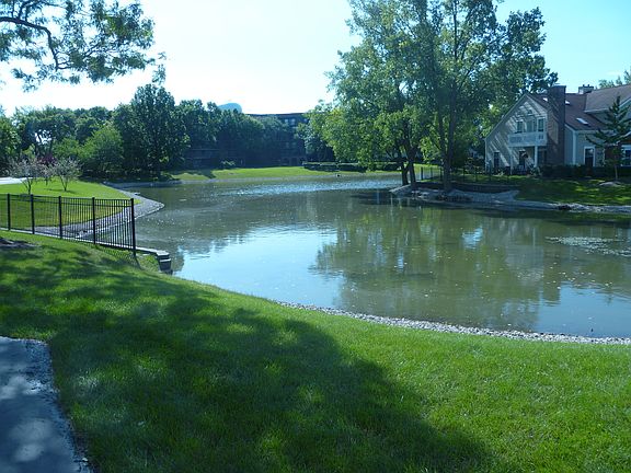 3rd image of 39 S Stonington Dr