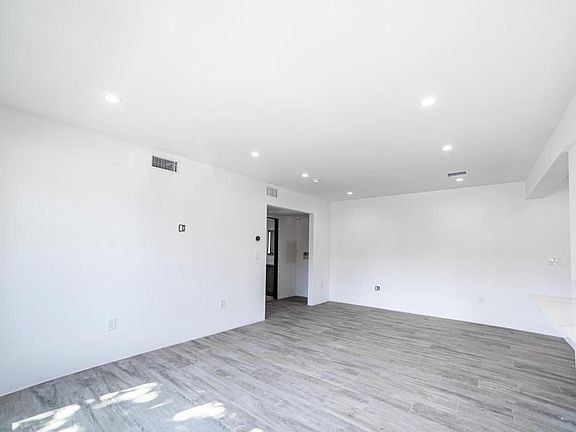 Stainless Steel Washer/Dryer not shown in picture, but available in unit!