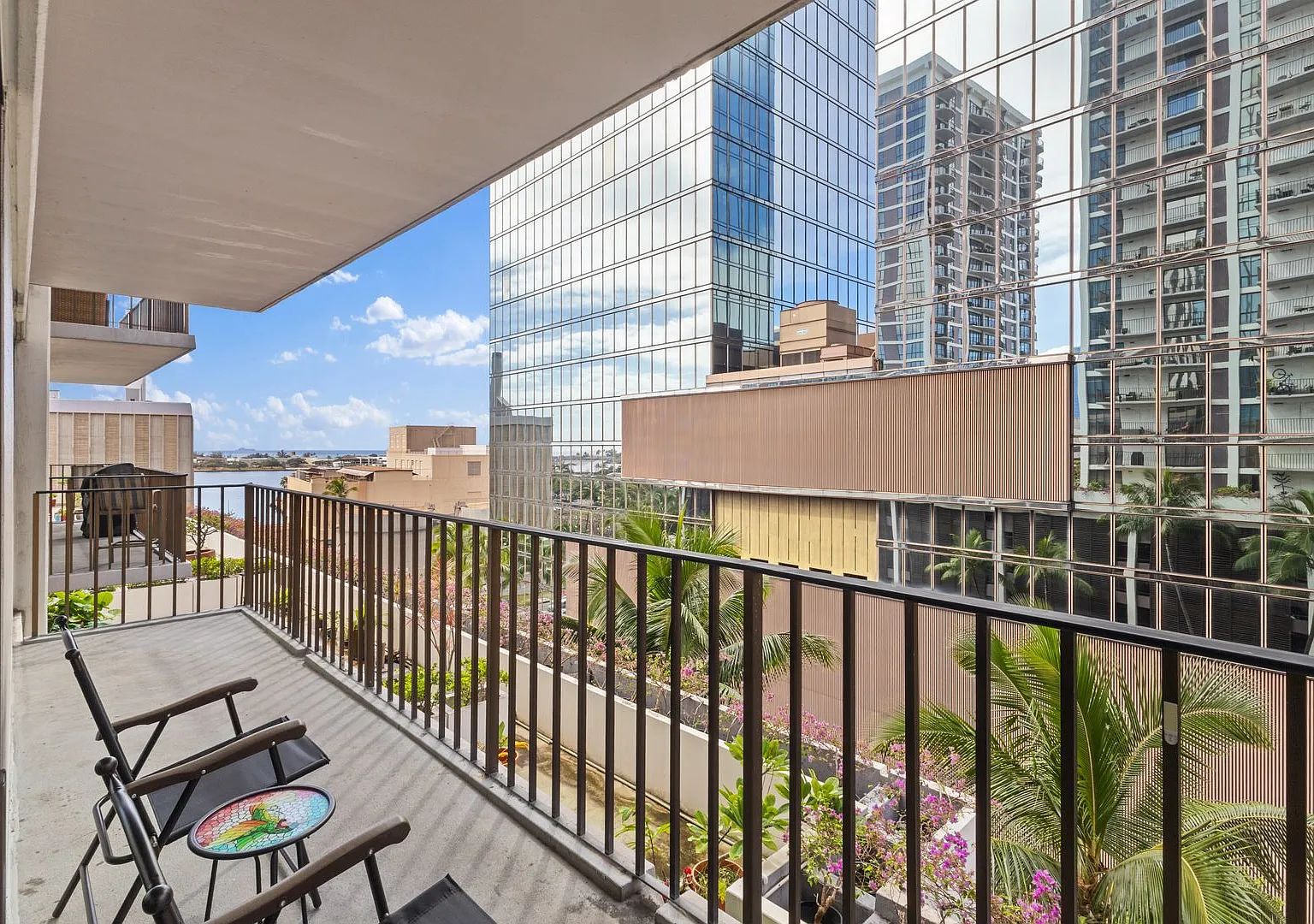 Downtown Honolulu Condo - AC . W/D . Full Kitchen — Photo 2