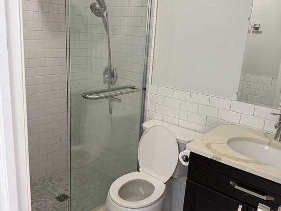 4th image of 260 Graham Ave #2