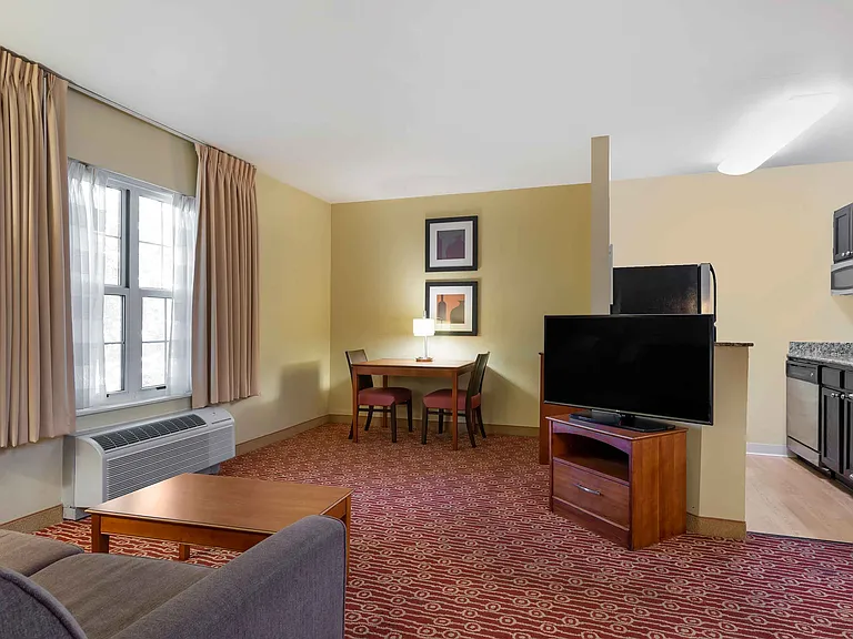 1 Bedroom Suite - 1 Queen Bed