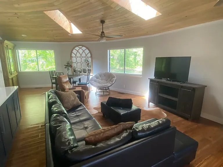 204 Castaway Trl — Photo 5