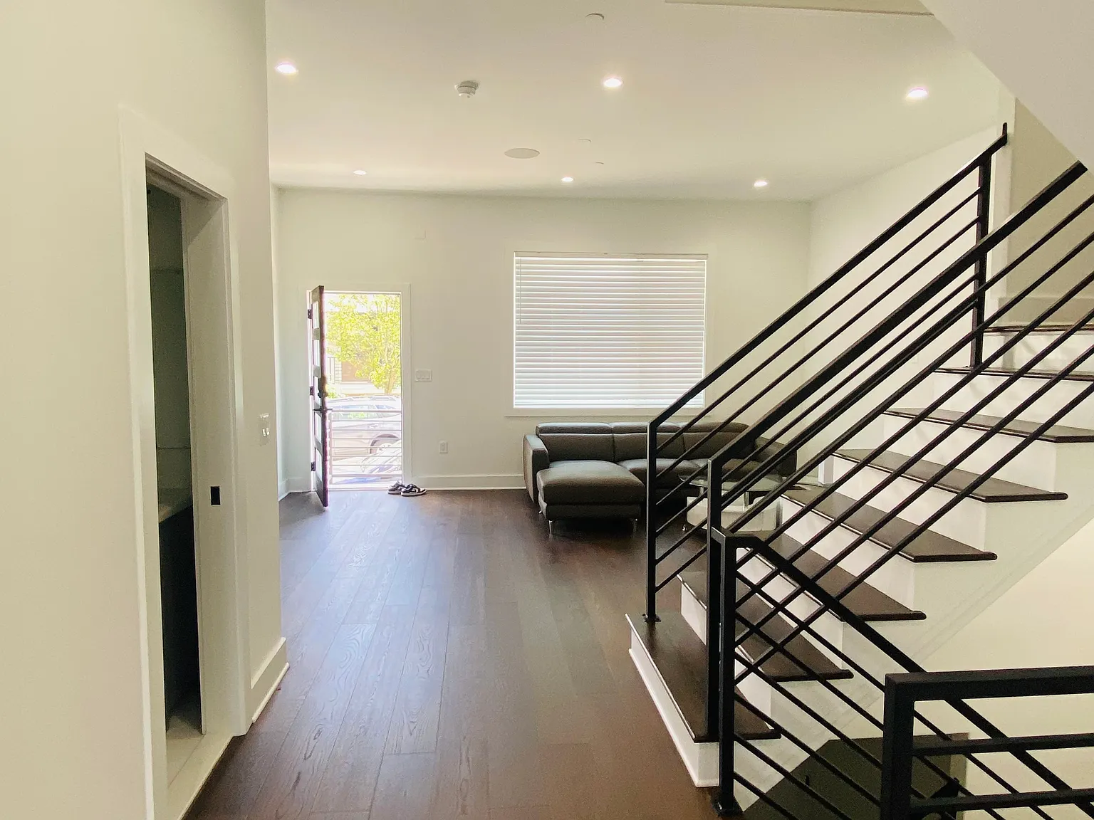 3 bed, 3.5 bath, 2700 sqft, $1,000 — Photo 4