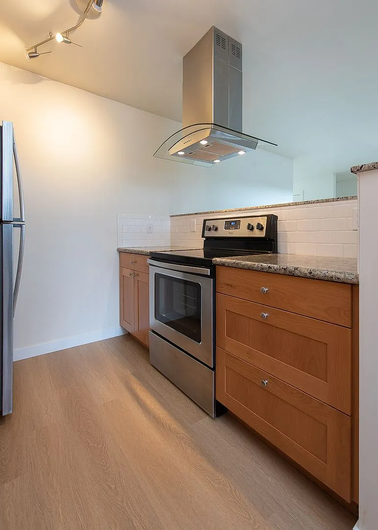 Updated 2bed/1bath in Prime Redmond Location! — Photo 1