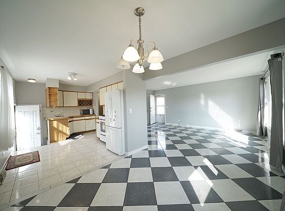 3rd image of 3880 Emerson Dr