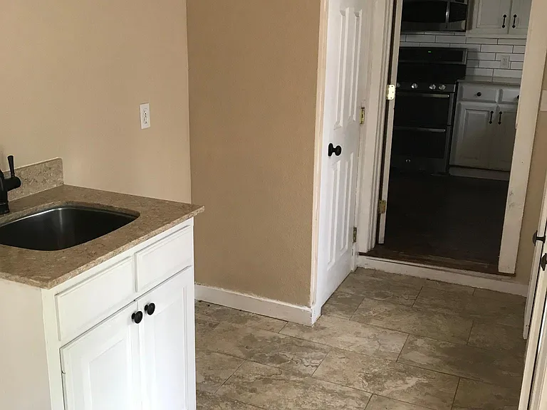 308 W Elm St — Photo 12
