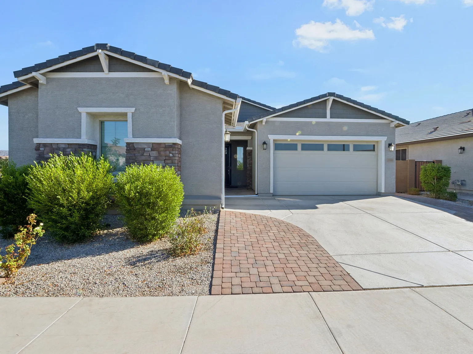 3 bed, 2649 sqft, $2,600 — Photo 2
