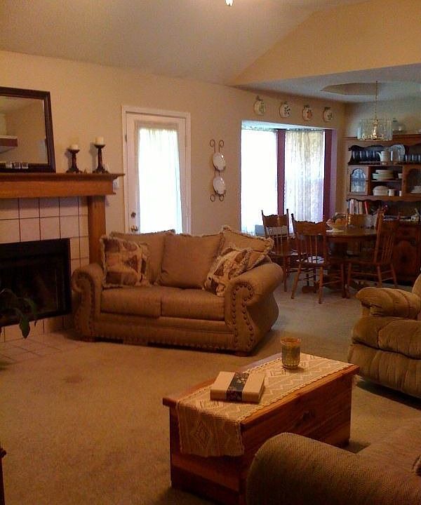 2nd image of 533 Arbor Ln