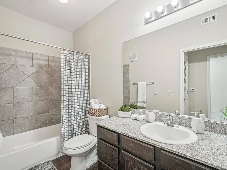 11-web-or-mls-1400 E Walnut St-S1309-011