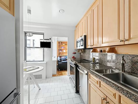 3rd image of 45 E 72nd St APT 15C