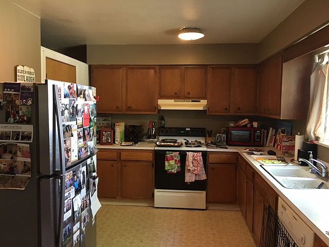 Huge kitchen with a ton of countertop & storage!