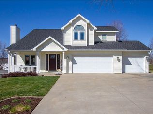 955 204th Pl, Pella, IA 50219