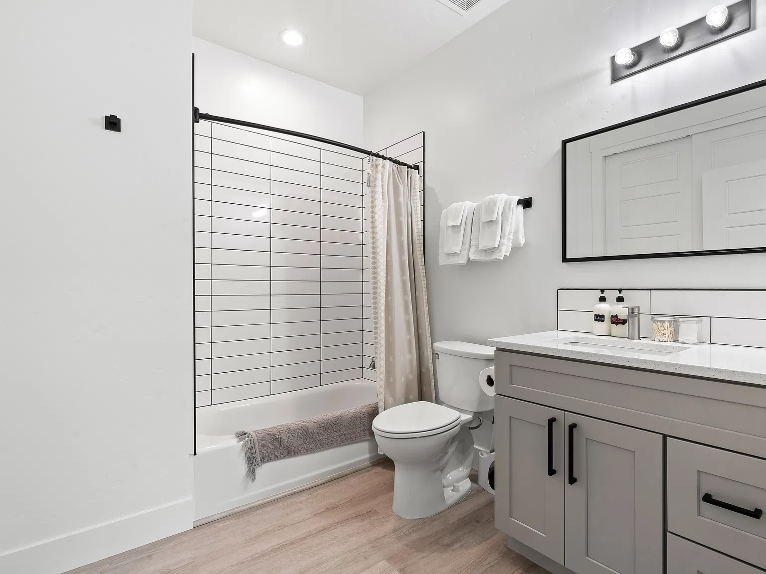 2 bed, 950 sqft, $4,500 — Photo 3