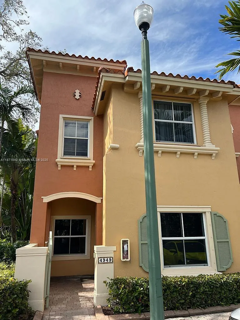 3 bed, 2.5 bath, 1616 sqft, $2,600 — Photo 1