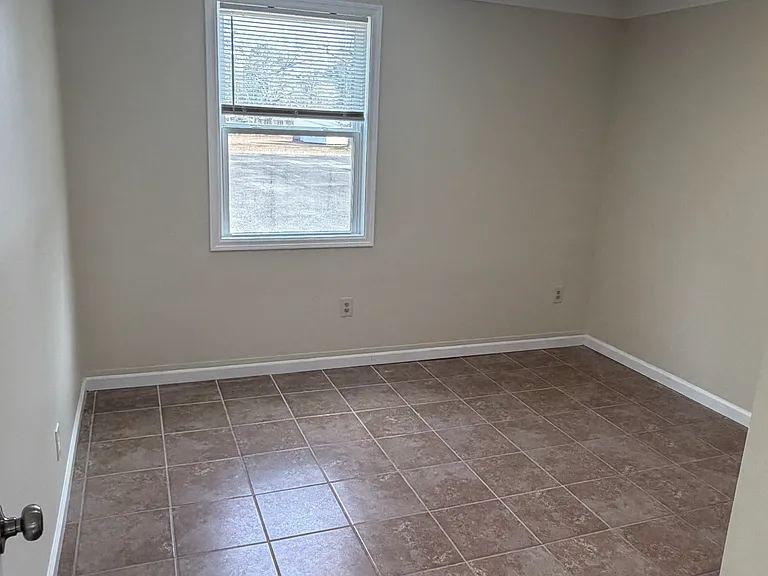 551 N Lee Ave — Photo 11