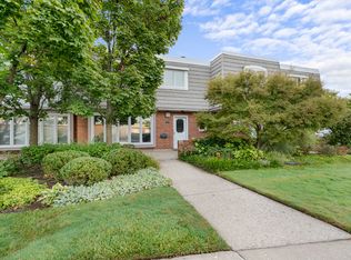 673 Calais Dr, Highland Park, IL 60035
