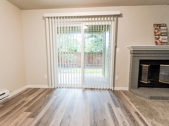 Puyallup Apartments - Cambridge on Seventh Apartments - Dining Room, Deck, and Fireplace