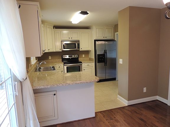 Kitchen: SS appliances, ceramic floor