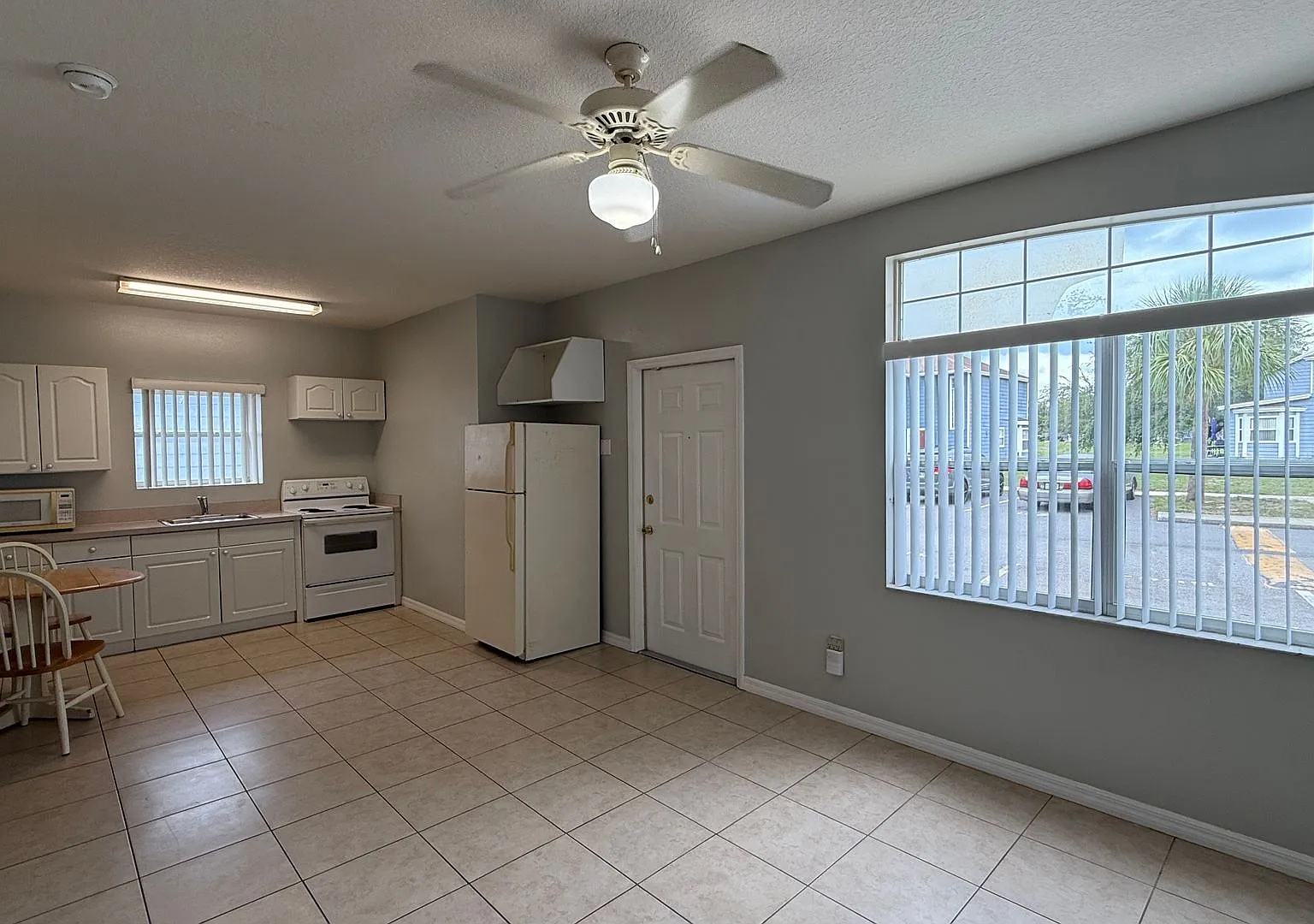 627 Orchid Dr — Photo 2