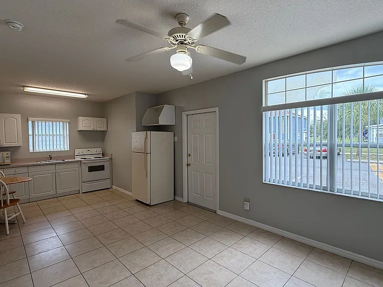 627 Orchid Dr — Photo 2
