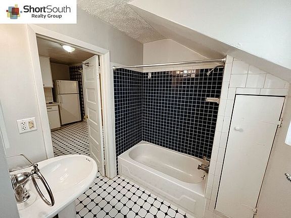 4th image of 235 Lafayette Ave NE APT 3