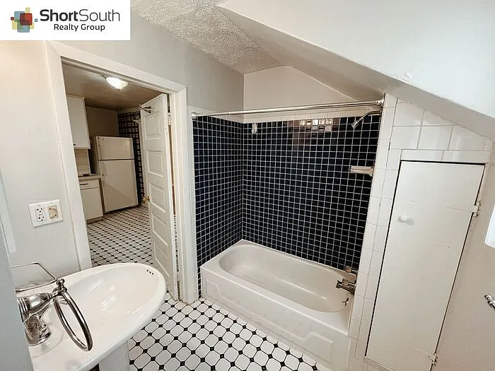 235 Lafayette Ave NE #3 — Photo 4