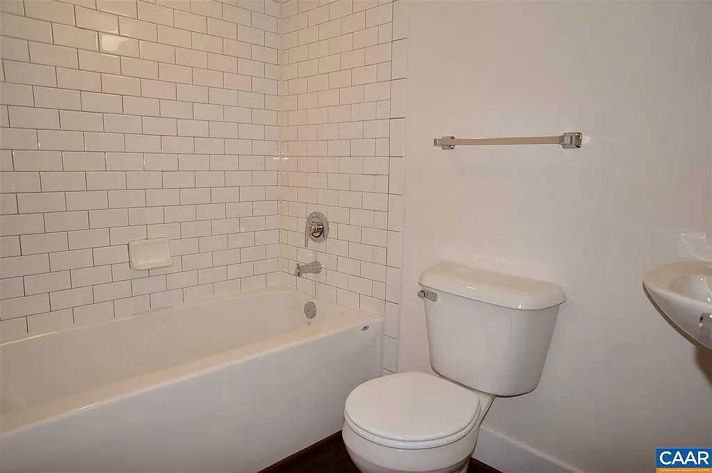 105 Lewis St — Photo 2