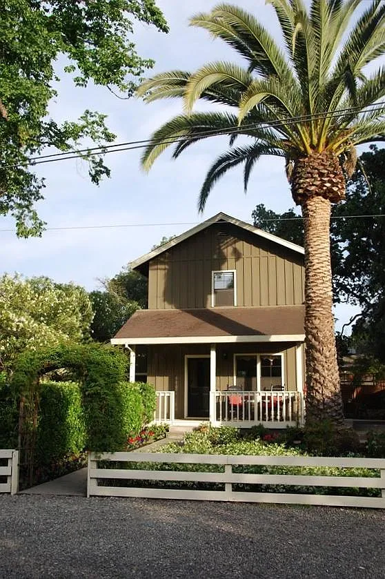 2 bed, 1.5 bath, 1200 sqft, $5,250 — Photo 1