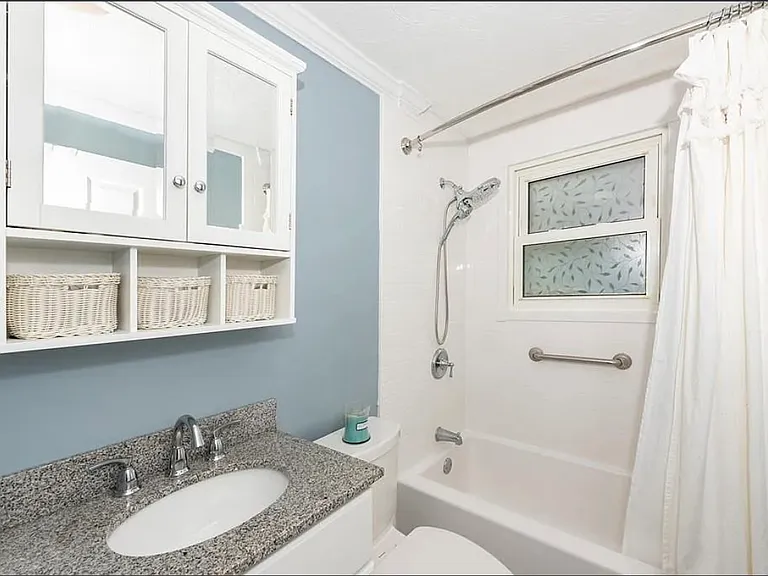 671 Crescent St — Photo 9