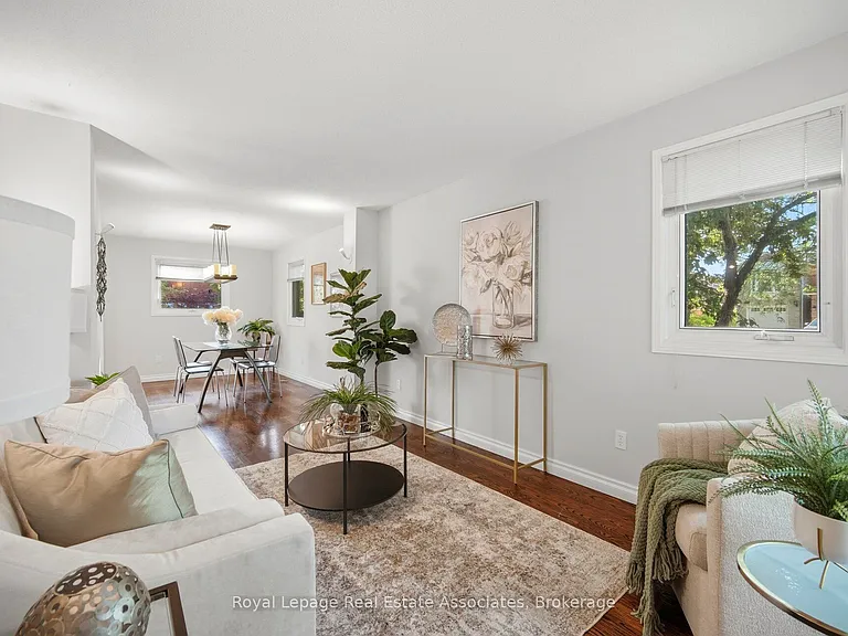 1308 Valerie Cres — Photo 7
